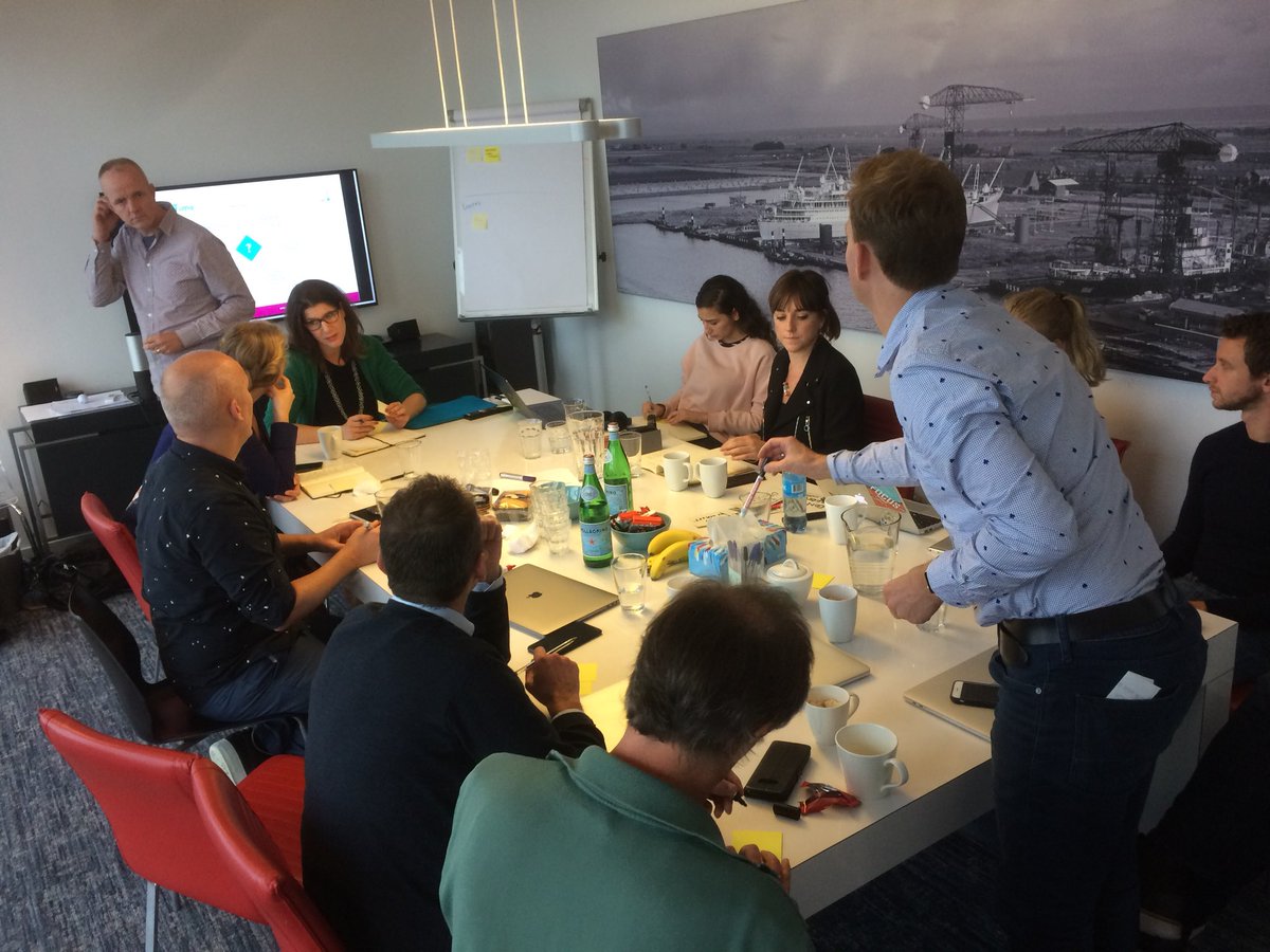 Expertsessie <a href="/eehammelburg/">Dr Live! Esther Hammelburg</a> over #liveness met studenten #medialab <a href="/AngryBytes/">Angry Bytes</a> <a href="/ExMachinaGroup/">Ex Machina Group</a>