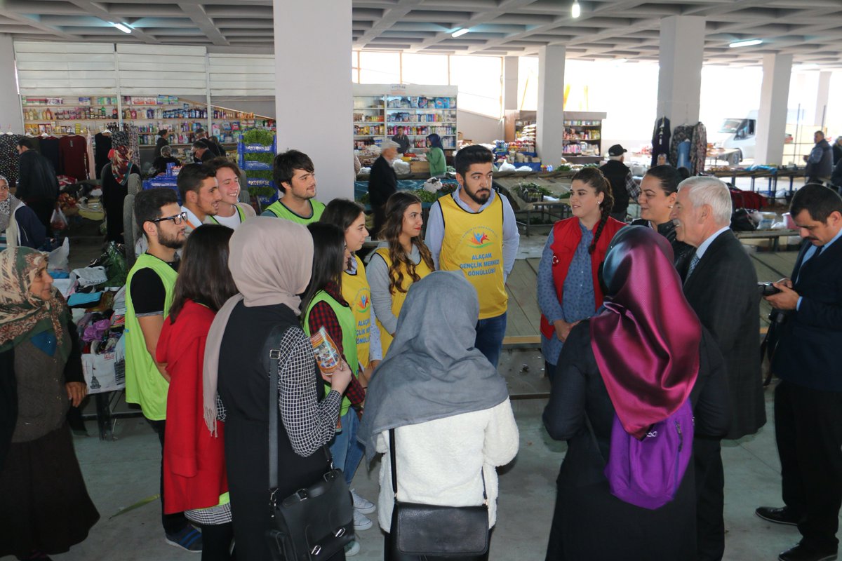 GSB_AlacamGM's tweet photo. #GençlerinİyilikAğacı projesi kapsamında semt pazarında kendi mahsullerini satmaya çalışan köylülerimize satışlarında yardımcı olduk. https://t.co/f0zoZ702pD