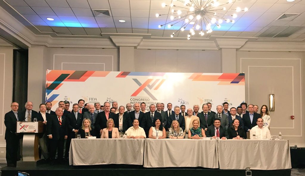 mfermincabral's tweet image. Foto del grupo de profesores del @fida2017rd #FIDA2017 @finjusrd @Orodriguez1965. Quedará para la historia. Enhorabuena.