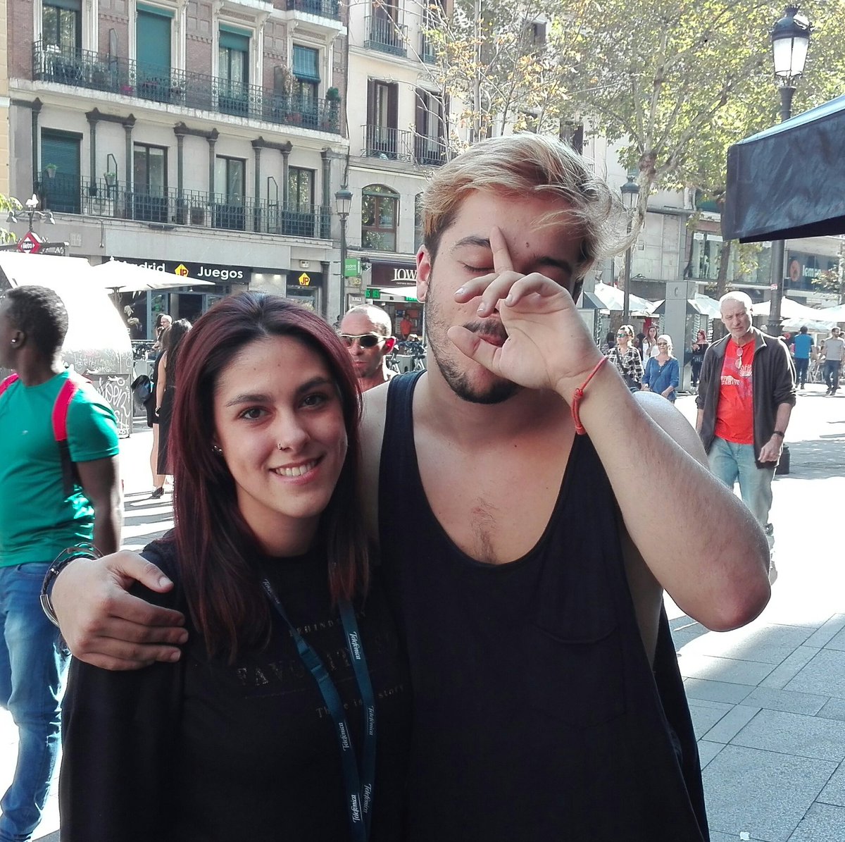 alba_peralbo's tweet photo. Pues mirad a quien me he encontrado hoy por Gran Vía. Majísimo. Muchas gracias por la foto y la conversación! @WildHater https://t.co/p2ifscMufc
