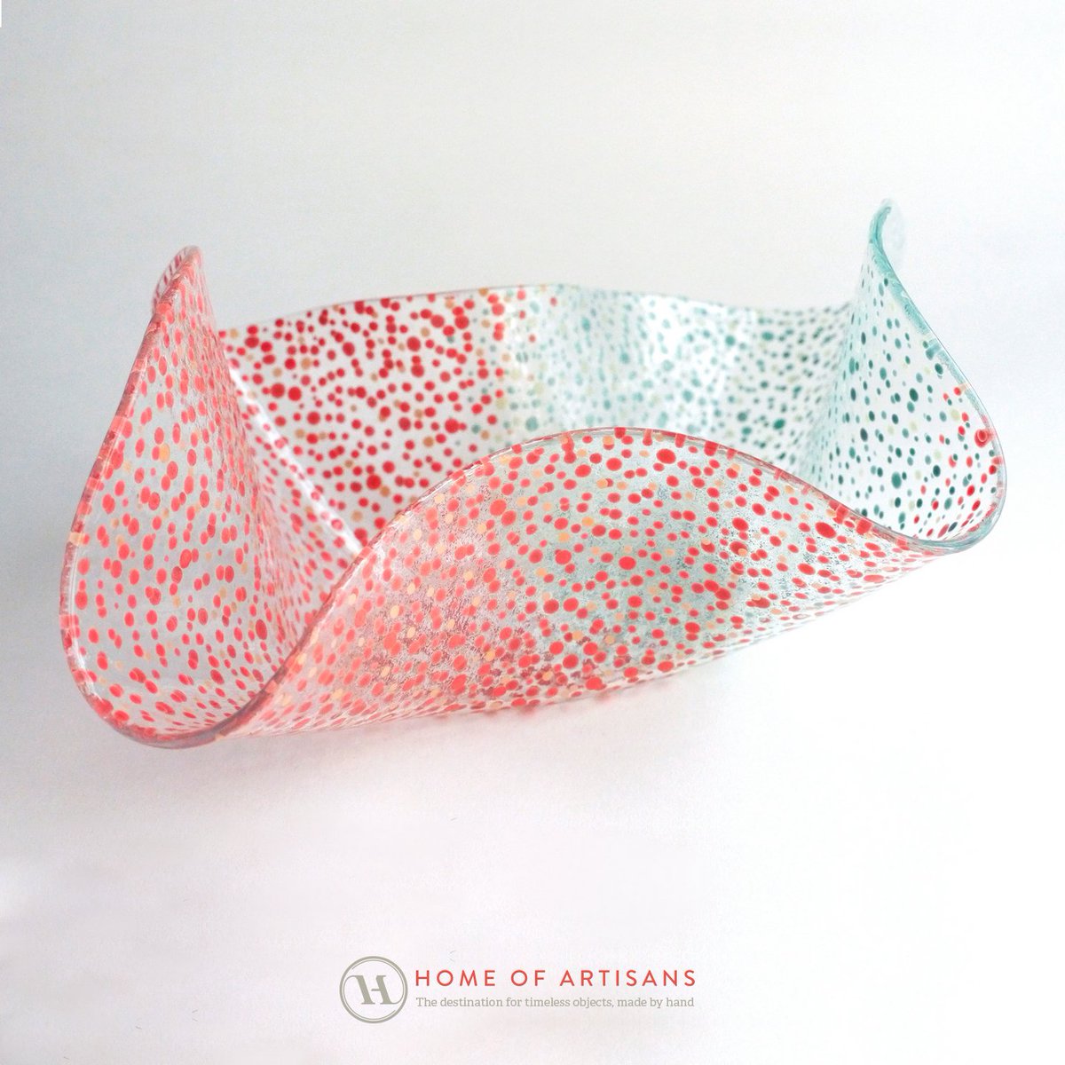 homeofartisans's tweet photo. Stunning sculptural bowls were inspired by swarms of swooping birds in the shifting colour of sunrise and sunset https://t.co/adHQWOrpy1 https://t.co/shv3QiJ8kD