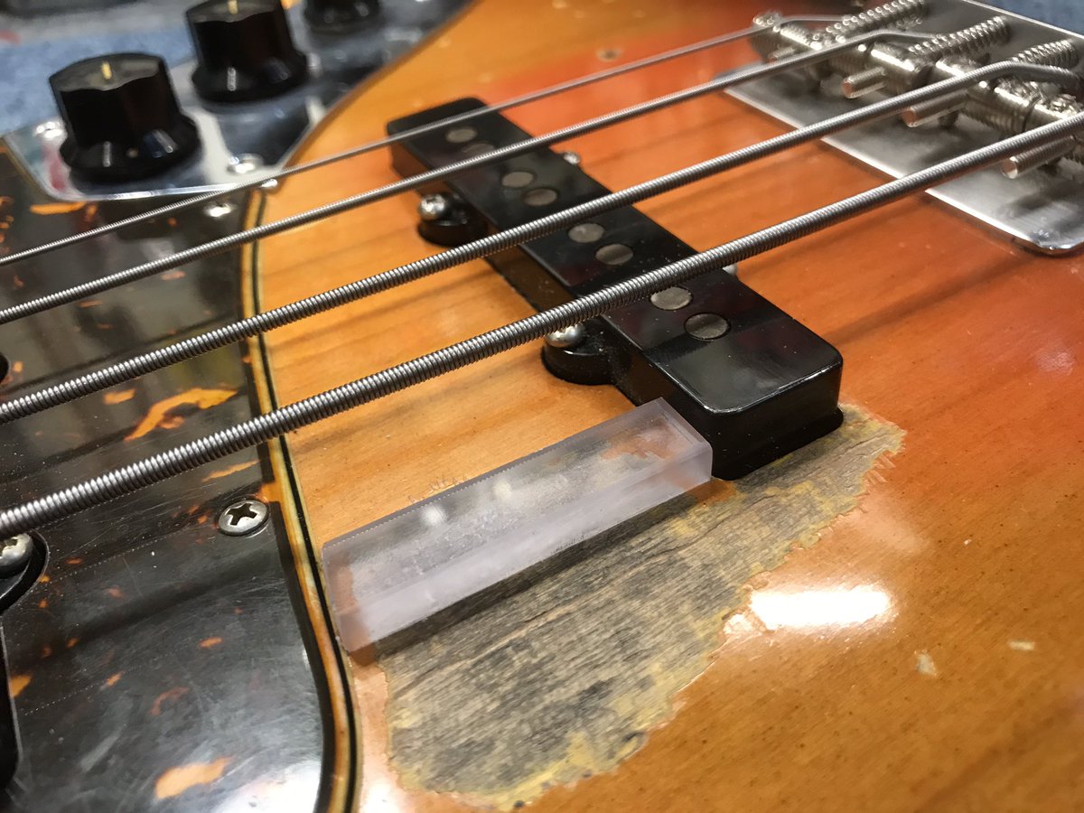 小倉 ゆう いつもベーシストの方から好評な フィンガーレスト お作りしますよ 穴あけ無し 両面テープで貼るタイプ ビンテージにはオススメしませんが笑 アクリル製で 着けてると お なんやあいつ ベース上手そうやん 的な雰囲気でるかも