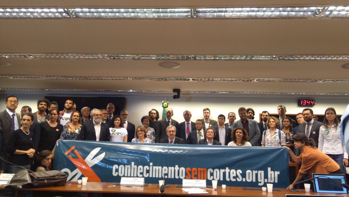 ADUnBoficial's tweet photo. Campanha Conhecimento Sem Cortes entrega mais de 82 mil assinaturas para presidentes da Câmara e Senado https://t.co/RlvHtvkGjv https://t.co/CJWubeCuIQ