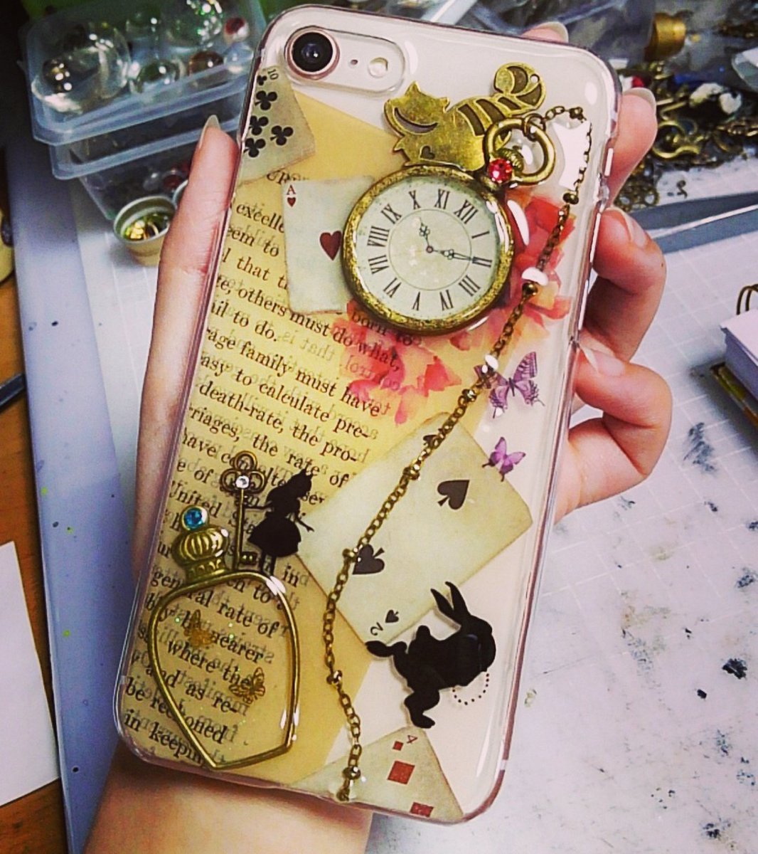 N845 奈瑠美 A Twitter オーダーのアリスなケース完成 初iphone8です アリスとうさぎのシルエットは手描き 良い感じに影が落ちました レジン