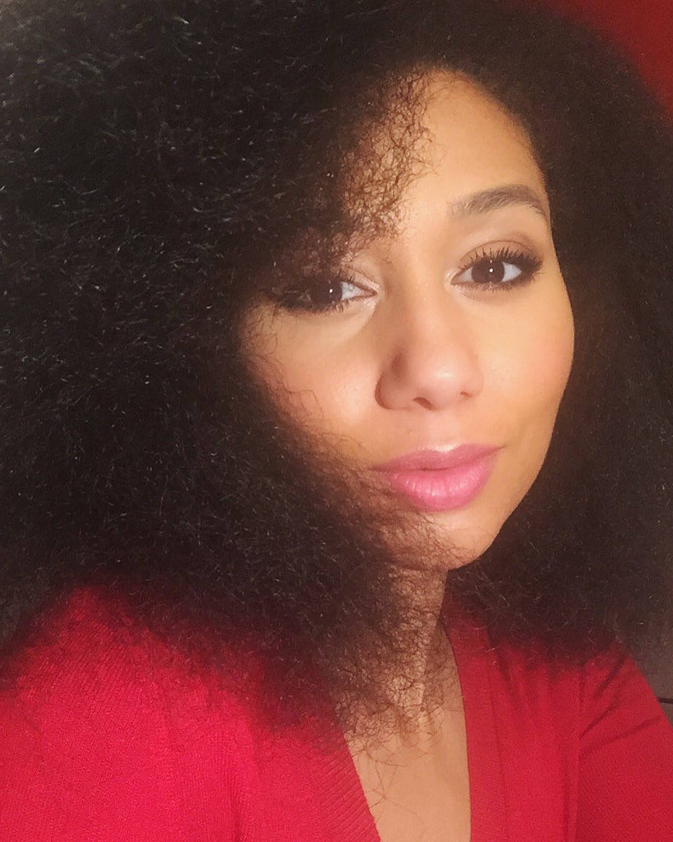 JenniferAima's tweet photo. ☺️😊✨✨ #sparkles #mood #afro #model #brownskin #smooth https://t.co/9E4KFeBYlo