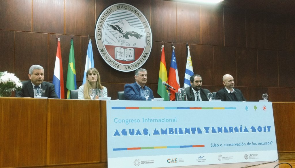 Vinc_UNCuyo's tweet photo. Los conocimientos no deben quedarse sólo en la Universidad. Es fundamental llevarlos a la comunidad.
Djalma Días de Silveira @AUGMoficial https://t.co/R6ADLirjWk