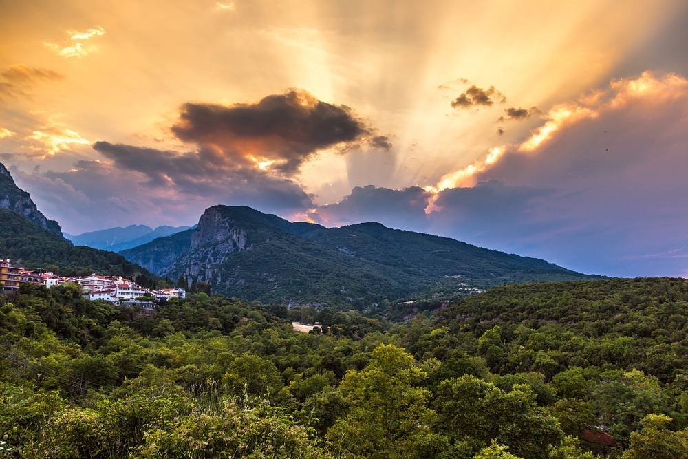 greecelovR's tweet photo. 🇬🇷 💖 Promising sunrise in mount #Olympous #VisitGreece #Greece #instagreece #VisitGreece #GreekSummer #summer#greekislands #greecevillas https://t.co/xVL9TT2xiC