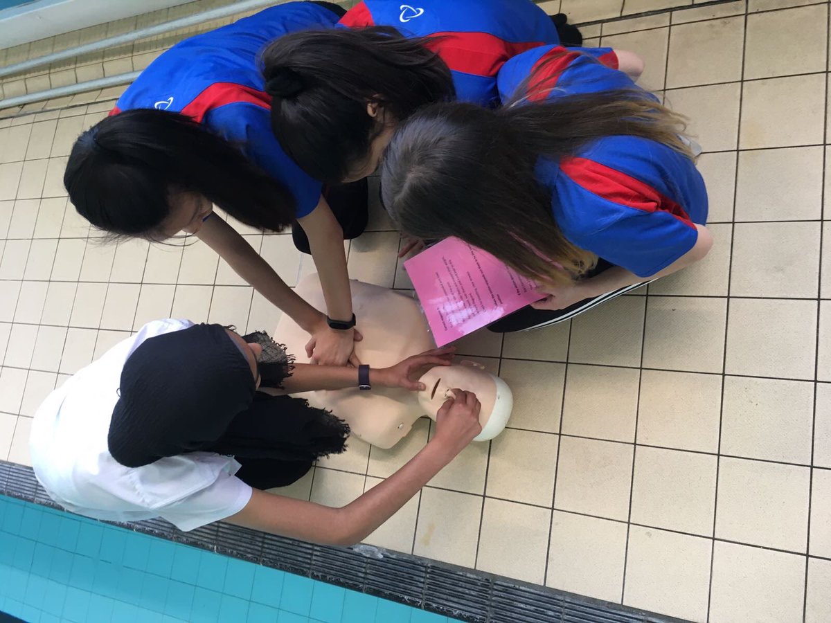 OlchfaWellness's tweet photo. Year 8 iThrive Learning CPR- playing different roles effectively and responsibly #iThrive #OlfchaPride #iLearn https://t.co/vZK3KciCBA