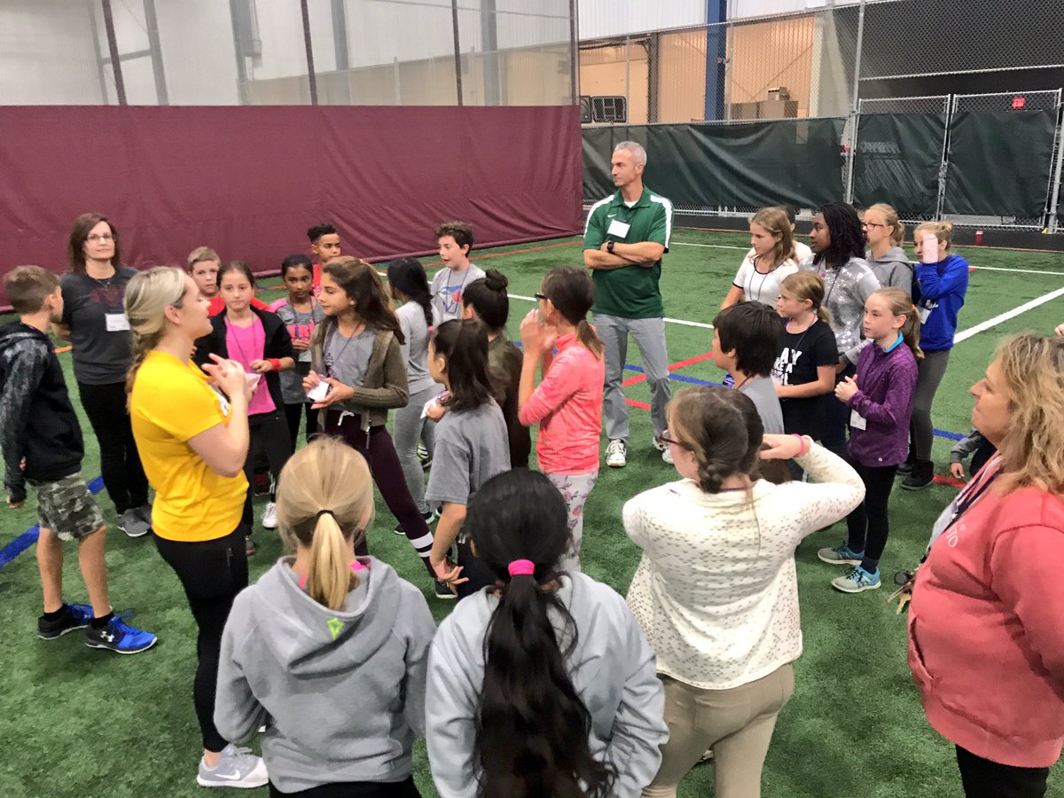 LifeIsAthletic's tweet photo. Monsignor Paul Dwyer HS Ss teaching #RPSFootball& #bagtakes #DCDSBmoves #boostveggies&fruit #DPA #PhysicalEducation @ThompsonKto12 https://t.co/iyxPPs5AwI