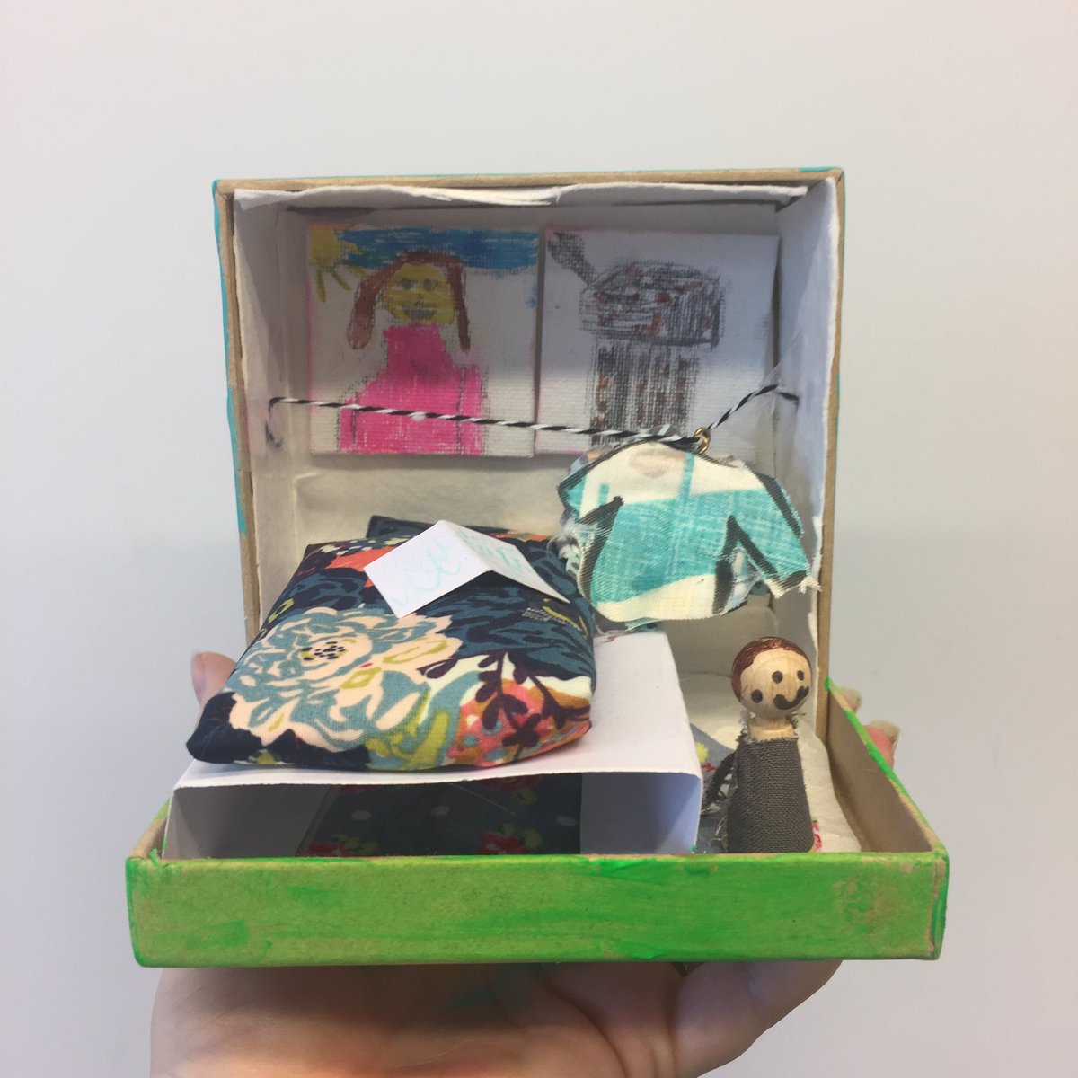 Er zijn prachtige diorama's gemaakt vanmiddag. Meer foto's op facebook.com/kliederenkwast #kinderatelier #alphenaandenrijn #diorama #kunst