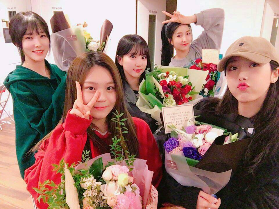 uLLy10_'s tweet photo. Doi merayakan 1000 hari nya tnpa yenni. 😫😭😭
#gfriend #sowon #yerin #eunha #yuju #sinb #umji
#여자친구_찬란하게빛난_1000일
#1000DaysWithGFRIEND 💕💞 https://t.co/vxk5OdfliL