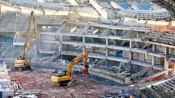 LaTribunaa's tweet photo. Ya está en proceso la demolición de uno de los fondos de Anoeta. Grúas y hormigón sobre la pista de atletismo. https://t.co/SxLf2NRjv8