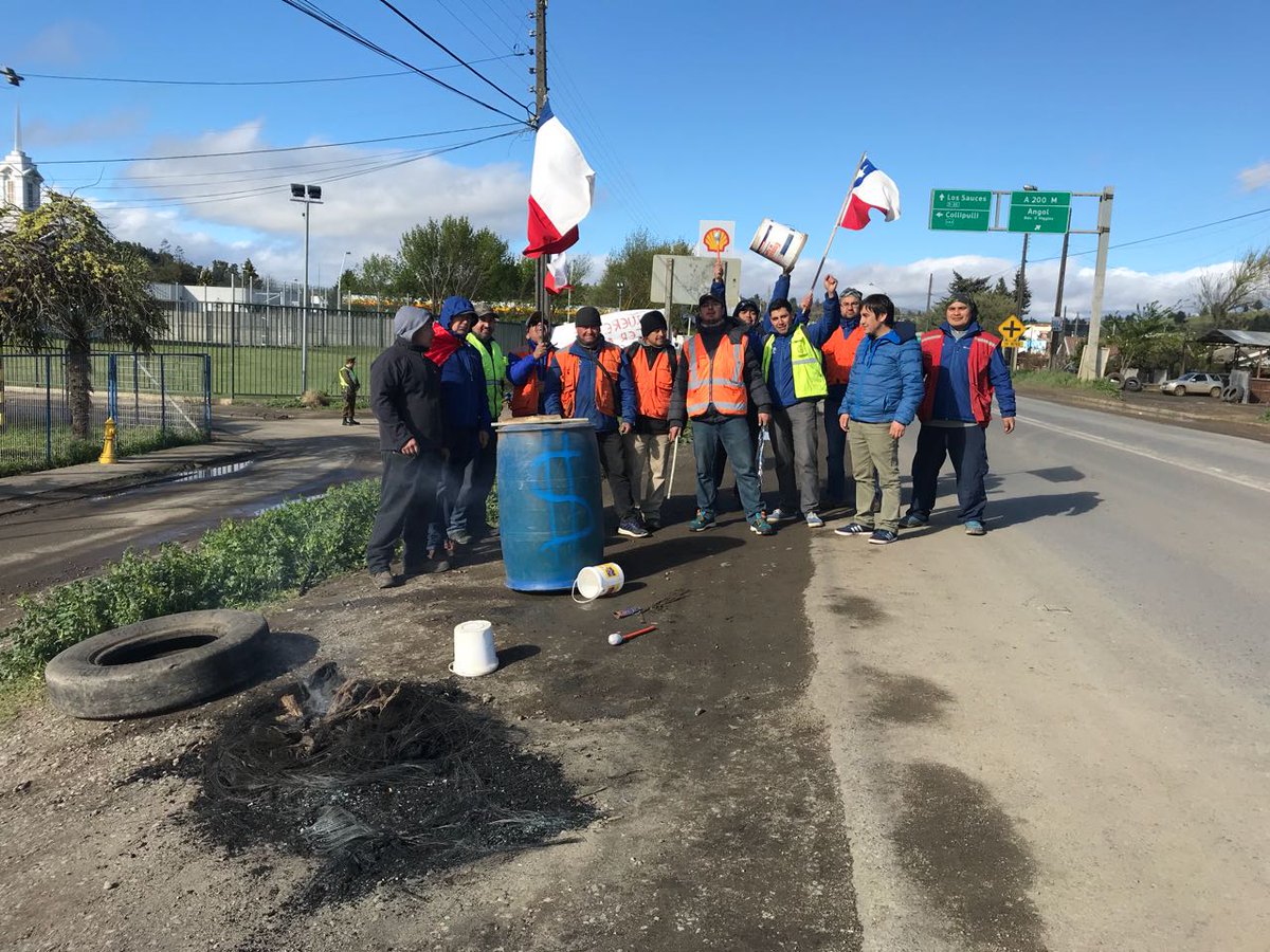 biobio's tweet photo. Trabajadores de la Maestranza Bío Bío en Angol inician huelga legal por reajuste salarial https://t.co/LvMBbXIdqH https://t.co/CAWvPYaeAC
