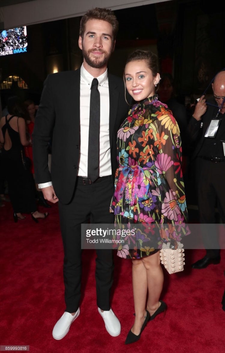 MileyUpdateEU's tweet photo. Miley &amp; Liam  at the #ThorRagnarok  premiere! https://t.co/RXePvgjH7Y
