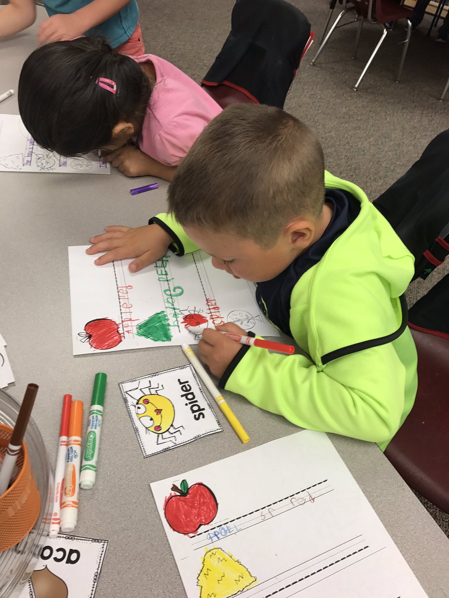 Mrs_LeeA's tweet photo. Mrs. Williamson's readers &amp; writers are learning lots of new "o" words &amp; fall words! @MapleGroveElem https://t.co/CaCpMtAlOb