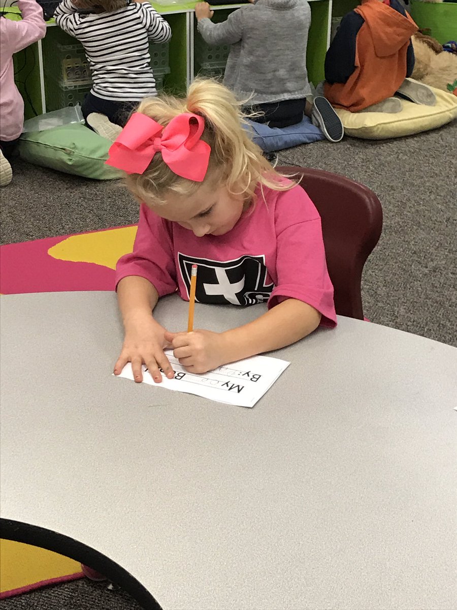 Mrs_LeeA's tweet photo. Mrs. Williamson's readers &amp; writers are learning lots of new "o" words &amp; fall words! @MapleGroveElem https://t.co/CaCpMtAlOb