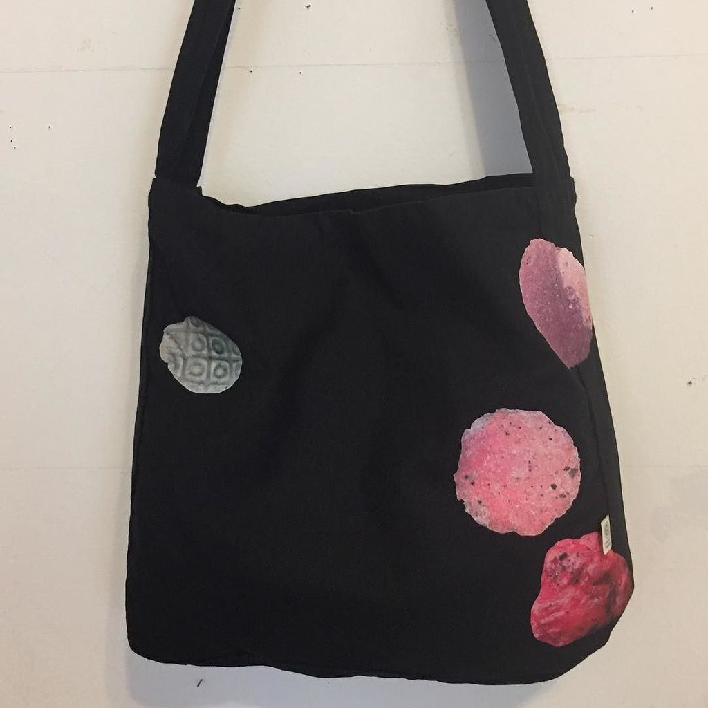 GumHearts's tweet photo. #gumshoulderbag #organiccotton #insidepocket #foundobjects #contemporaryart #art #nyc #japaneseartist #pink #black… https://t.co/4ZeEWS7yZz https://t.co/pHZ8Q5lcKr