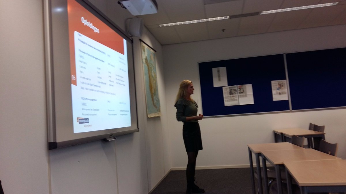 VirginieKlunder's tweet photo. Inspirerende presentatie van #managementassistente en oud studente #Myrthe Nijhof @rocvt @MBO4versneld https://t.co/tyEtFPhYB2