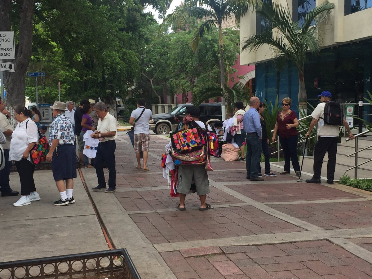 Que pena <a href="/MauVila/">Mauricio Vila</a> que el majestuoso Paseo de Montejo se esté convirtiendo en un tianguis de vendedores ambulantes.