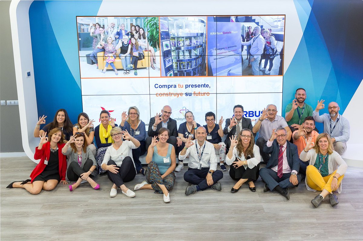 Nuzmar's tweet photo. #AirbusGetafePlant en colaboración con @GrupoAMAS y @Selecta_Esp Vending con regalos solidarios. Compra tu presente, construye su futuro https://t.co/HqiqxX06Uw