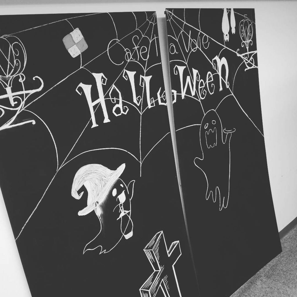 ট ইট র カフェラヴォワ ラヴォワ美術部がハロウィンに向けてまた何か 始めました 完成をお楽しみに Cafelavoie ハロウィン Halloween ラヴォワのハロウィン ハロウィンフェア ハロウィン飾り フォトブース 黒板アート ブラックボード 新宿カフェ