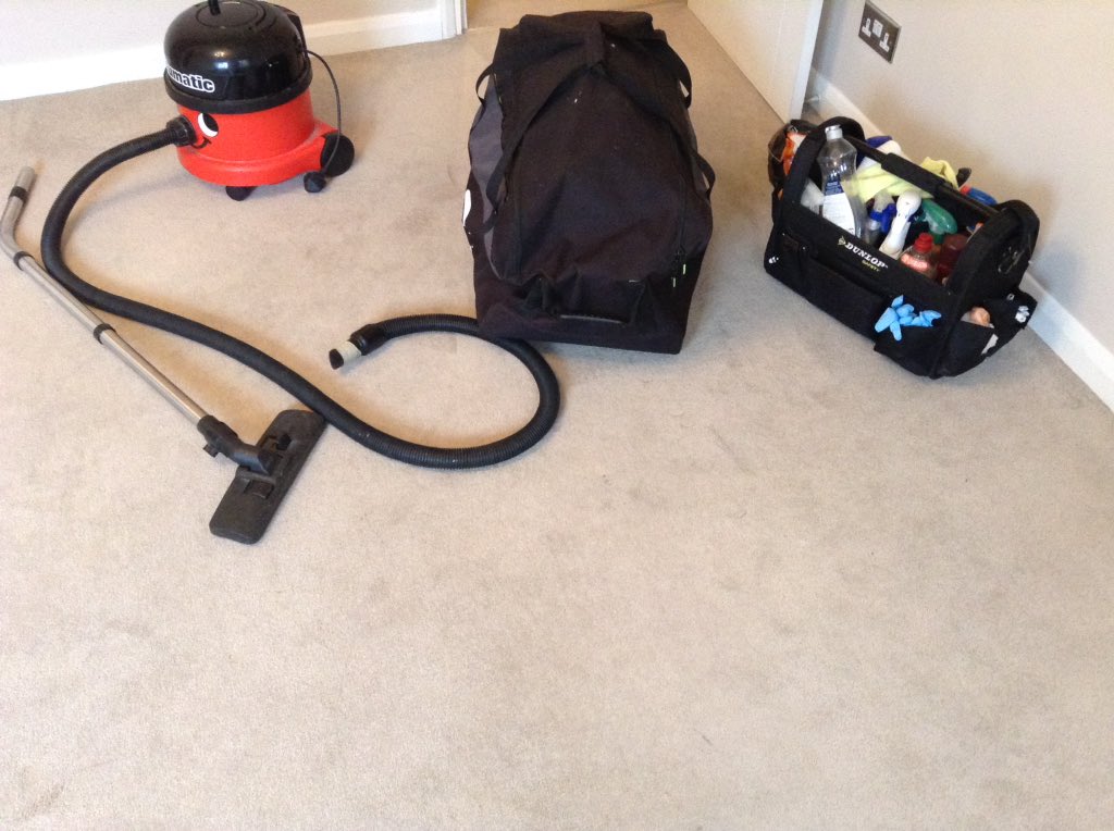 SimplyKleenLtd's tweet photo. Carpet clean taking place #NewMalden #lightclean #studioflat @coomberesi https://t.co/MgoA6Y8nXc
