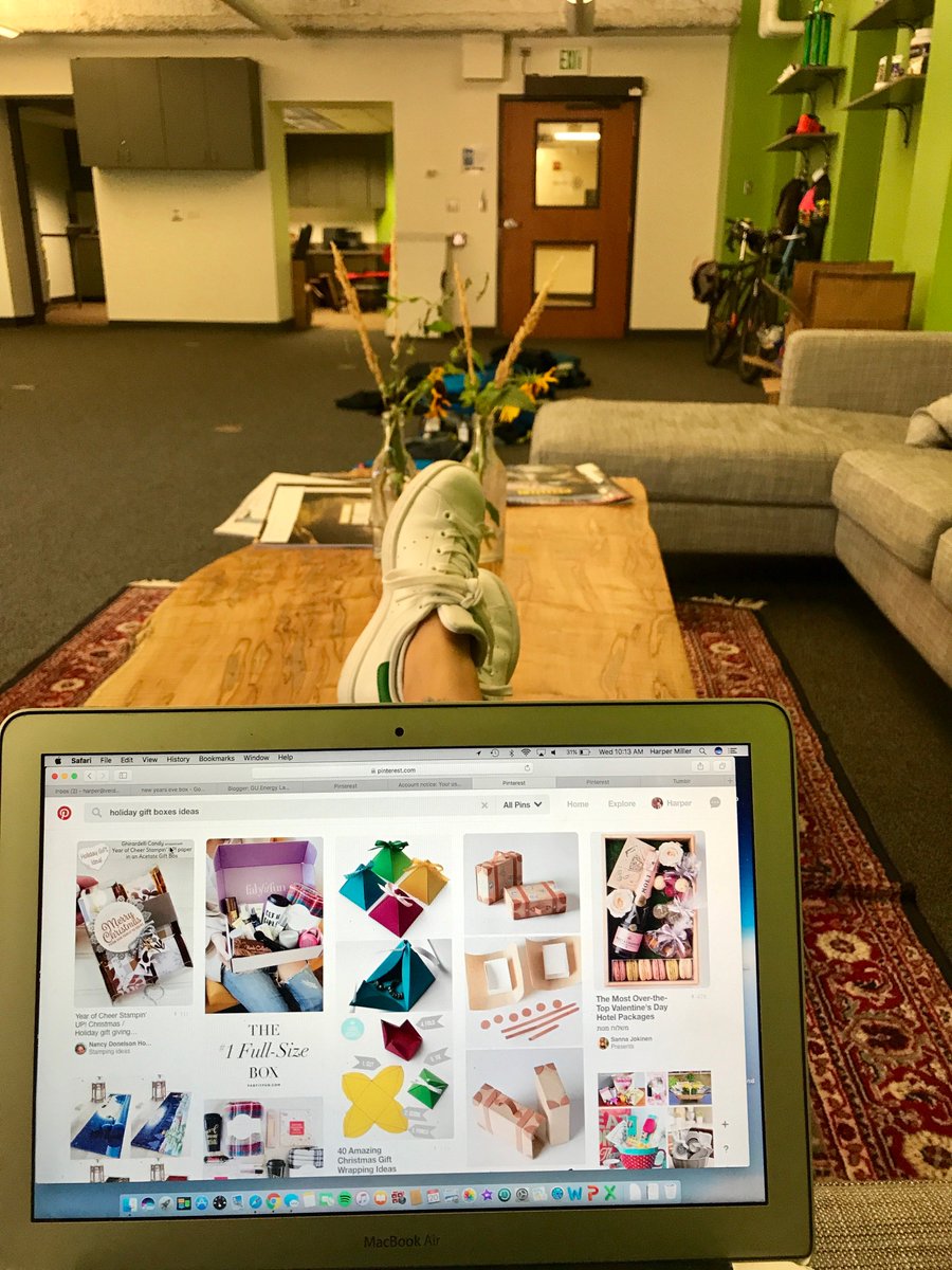 harpermiller3's tweet photo. Putting together some holiday gift boxes, what would you guys want to see in yours? #CUintern https://t.co/FTd1SDUnyJ