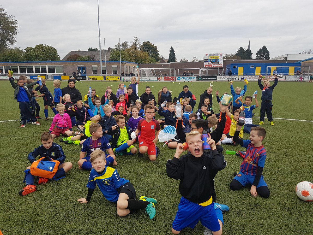jobbel20's tweet photo. Water met fruit, het perfecte voetbal tussendoortje! #JOGGweek @BerghemSport @SEC_Oss https://t.co/kiuZgl4x3f