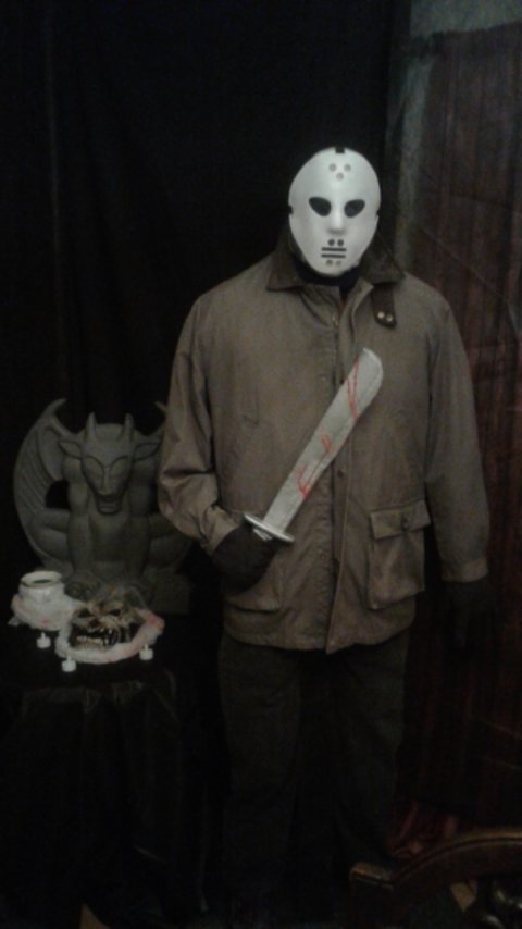 DebbiejoAdams's tweet photo. @JasonLVoorhees     #FridayThe13th #horror    Ready for #Halloween        Loving my #scary props https://t.co/UJZ8bg8u3j
