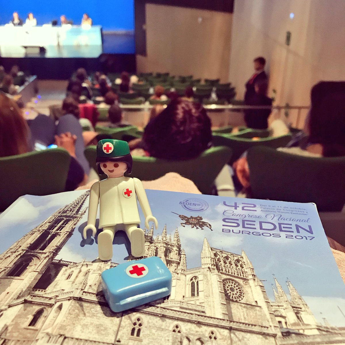 EnfrmraSaturada's tweet photo. Todo preparado en #SEDEN17 para la conferencia de clausura 👏🏼
Ha venido a escucharme hasta #miniSatu https://t.co/Wxp5mskT6H