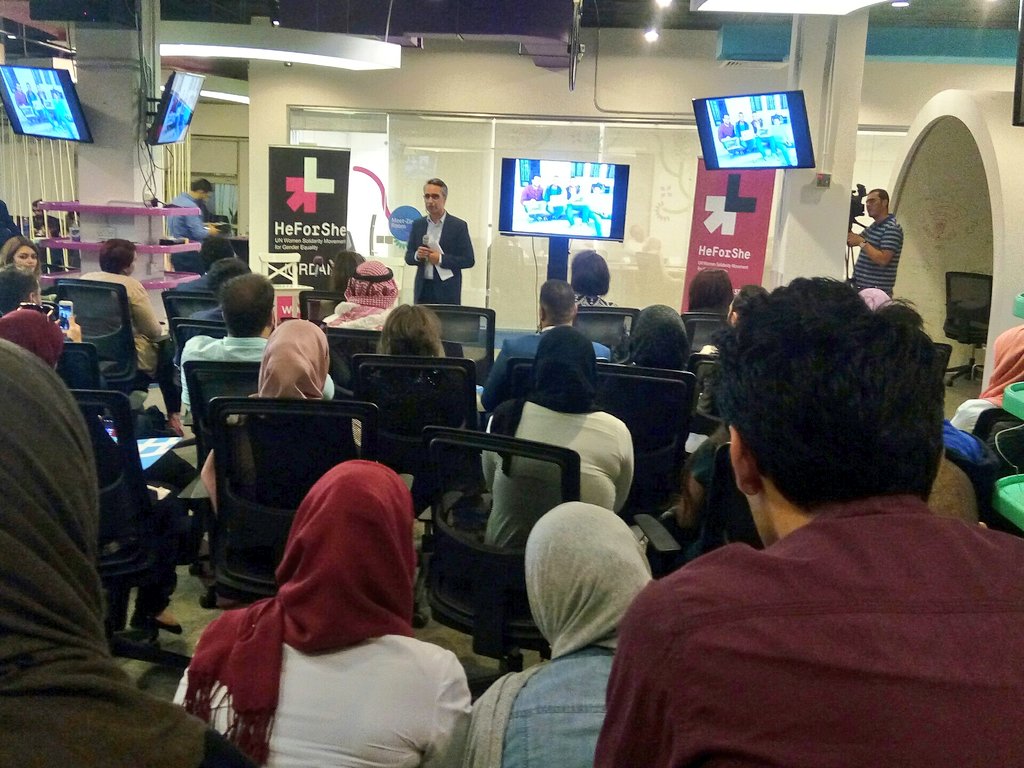 hanen_jo's tweet photo. السيد زياد الشيخ خلال القاء كلمته بحفل اختتام المرحلة الاولى لحركة #HeForShe https://t.co/48xFsbrUnx