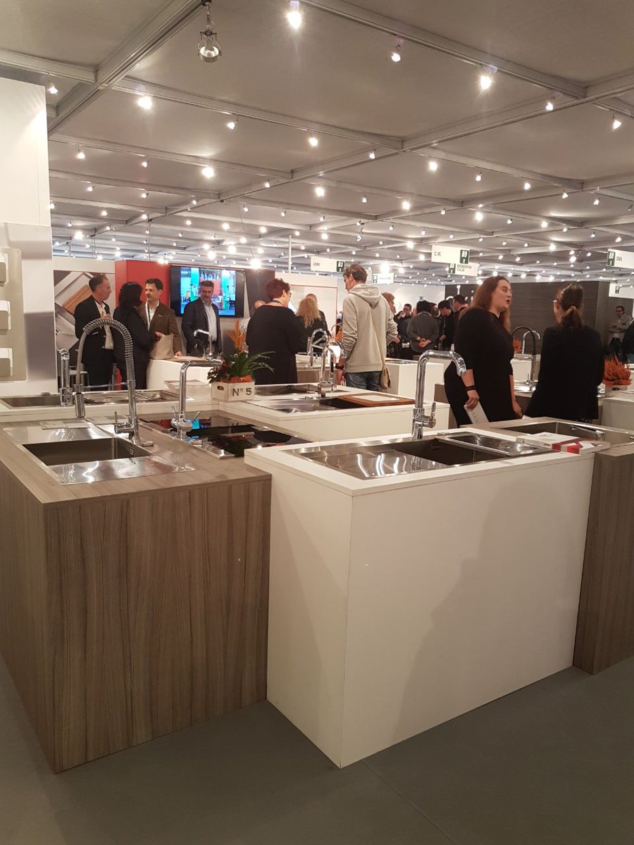 MediastudioIT's tweet photo. 2° giorno di #Sicam2017 Fiera B2B dedicata alla componentistica del mobile, vede coinvolti visitatori e espositori italiani e internazionali https://t.co/lgrf8K6Qaq