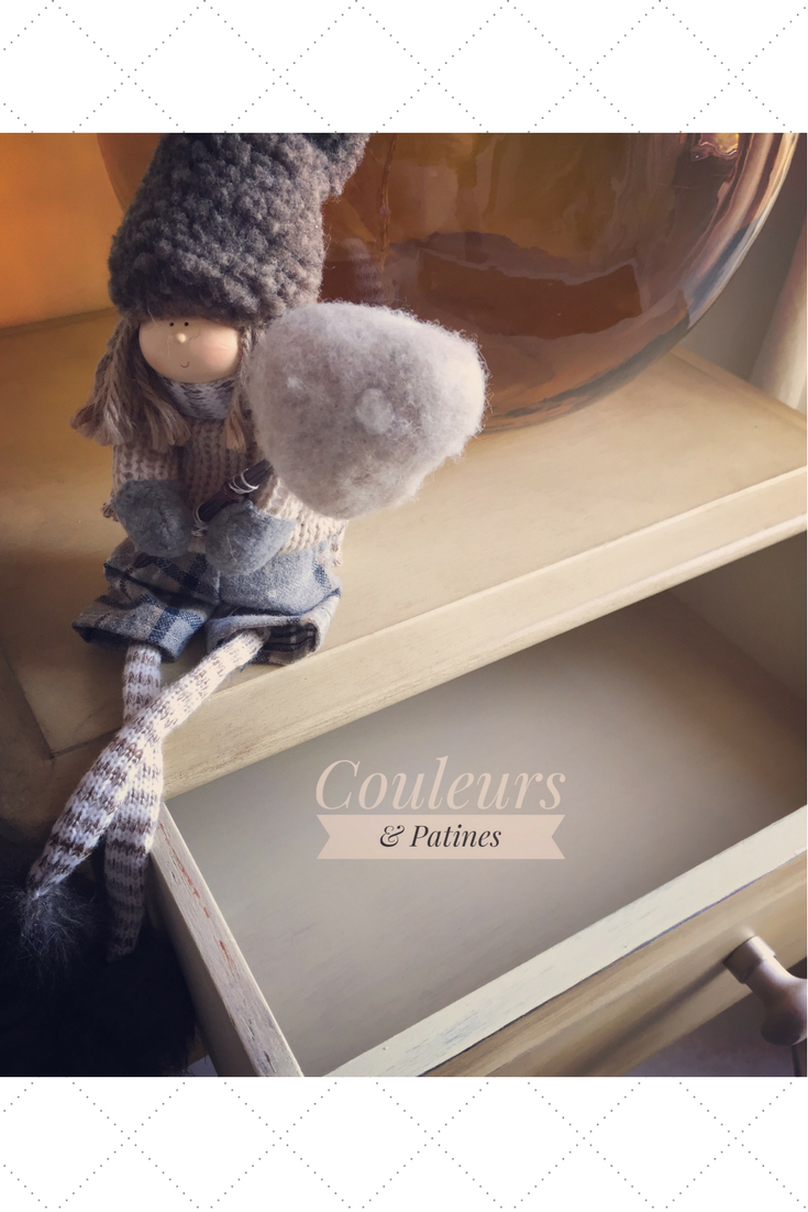 deesseka's tweet photo. Petit meuble téléphone relooké #patine #couleursetpatines #déco #shabby #meuble #vintage https://t.co/x1ZyL8mOY3