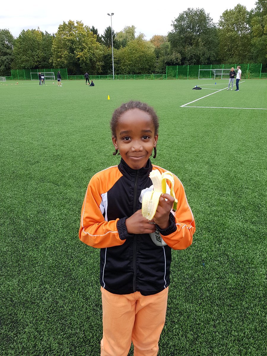 Water drinken en een gezond stuk fruit bij de woensdagmiddag training! Goed bezig de voetballers van <a href="/svTOP/">svTOP</a> #JOGGweek <a href="/SEC_Oss/">SEC</a>