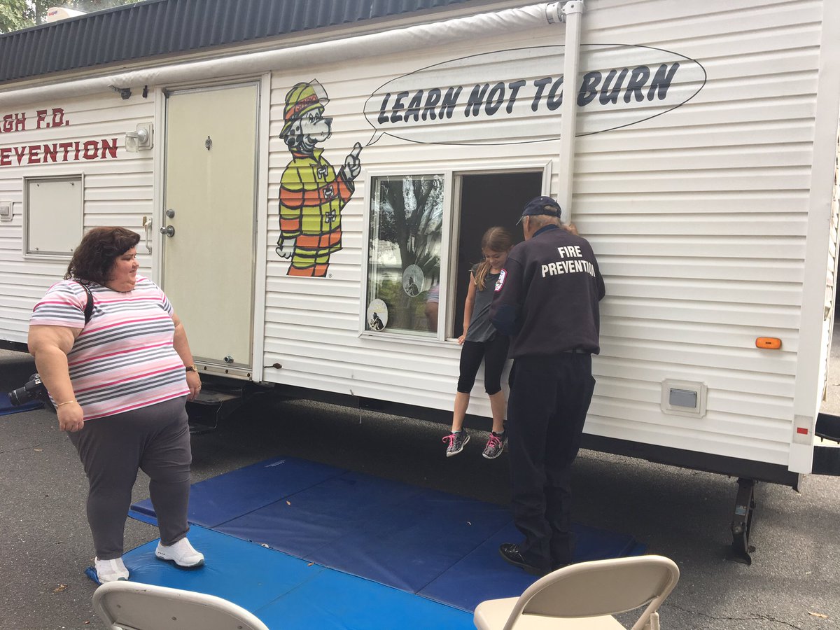 MrsDonovanFL's tweet photo. 3rd graders learned about fire safety with the Wantagh Fire Department! @ForestLakeWsd https://t.co/K7VIEZzoVs
