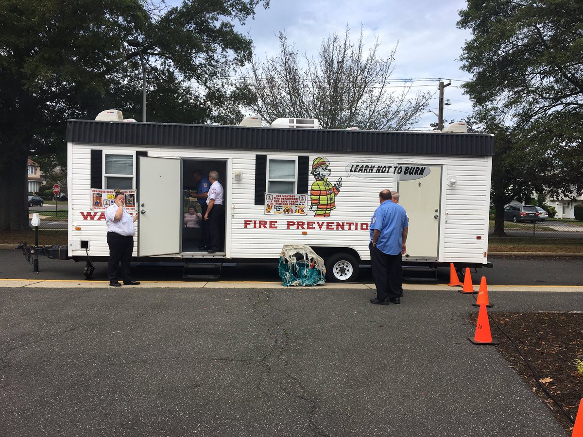 MrsDonovanFL's tweet photo. 3rd graders learned about fire safety with the Wantagh Fire Department! @ForestLakeWsd https://t.co/K7VIEZzoVs