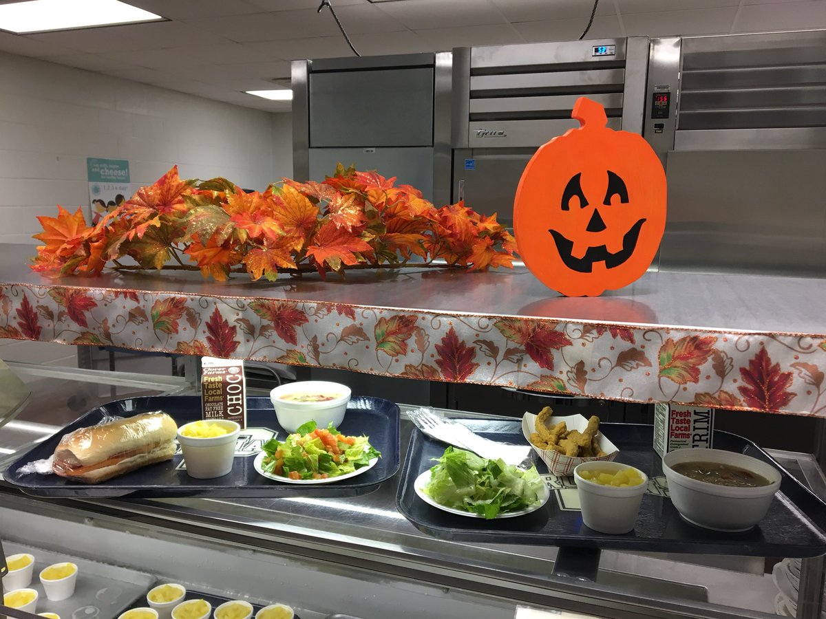 KozikKristin's tweet photo. Ghost and Goblins need their energy...#eatup. Middle School Cafe rocks! https://t.co/j0AWe3OuLl