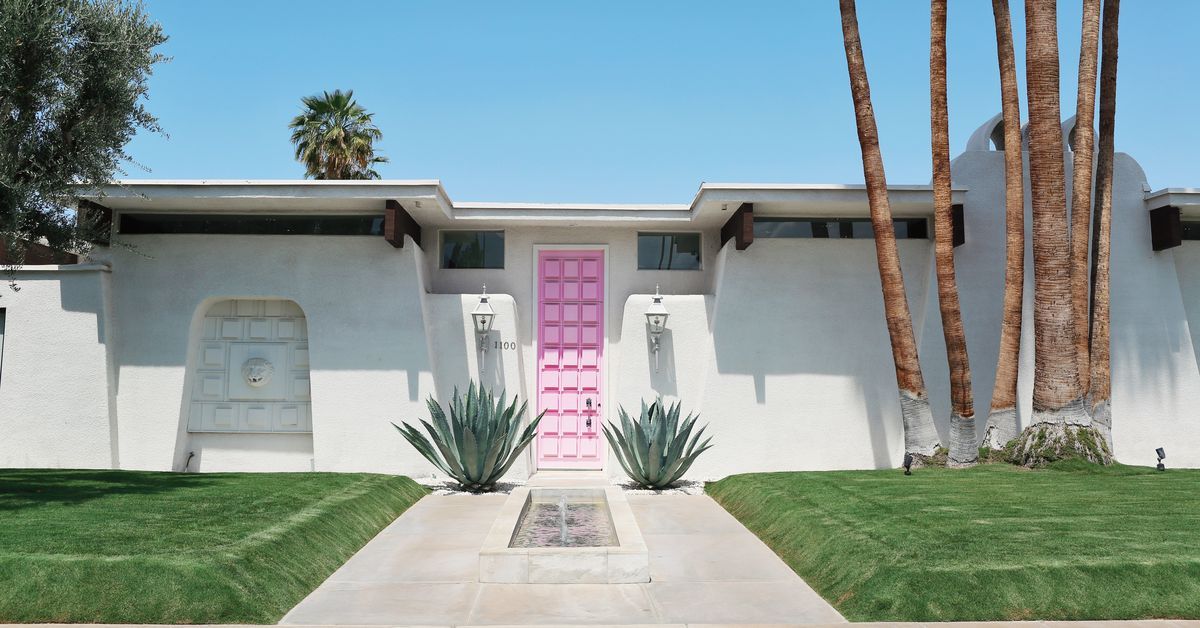 Curbed's tweet image. To meet demand, developers are bringing back the ‘midcentury’ home. curbed.com/2017/10/11/164…