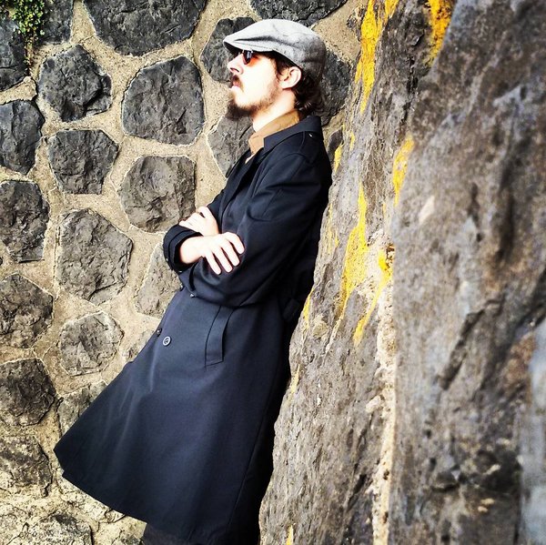 LordGugu_eu's tweet photo. Erfrischende Aussicht #steinwand #trenchcoat #schiebermütze #sonnenbrille https://t.co/vhCVVzQW28