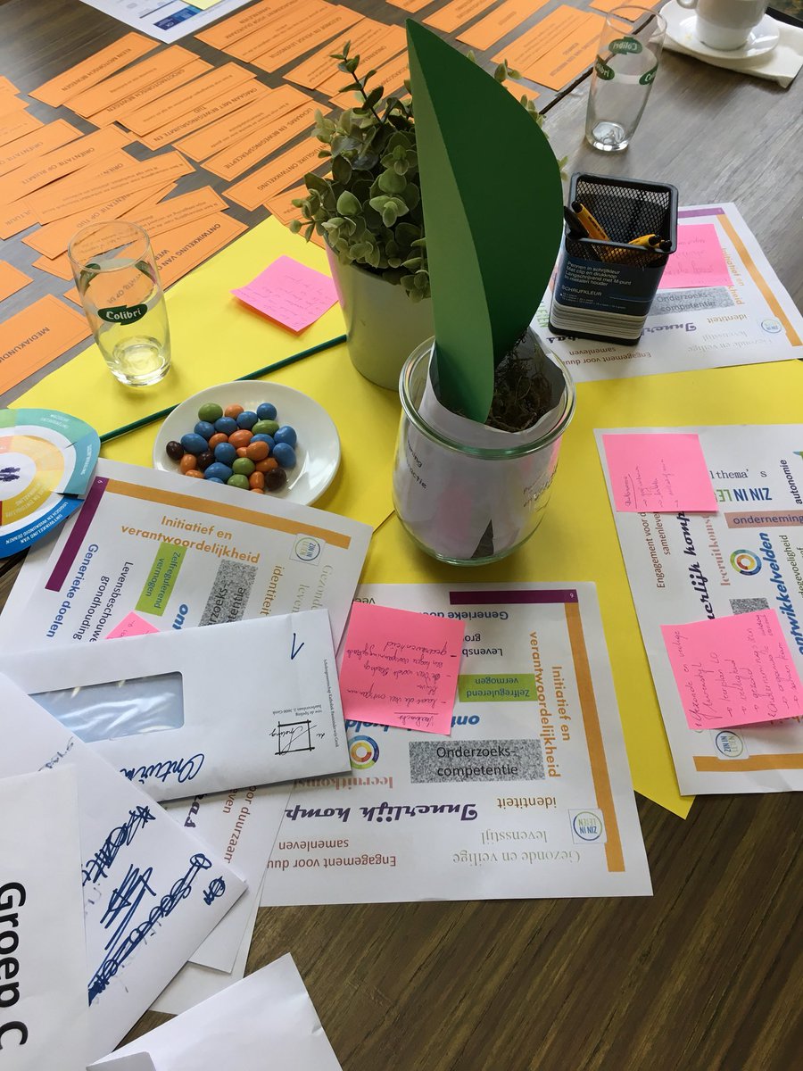 Stefvanmulders's tweet photo. Met de leerkrachten van de Sint-Albertusschool Zwartberg ZILLIG aan de slag! #zillmentor boeiende en kritische vragen! #zill #sgdespeling https://t.co/dHRiiihLCy