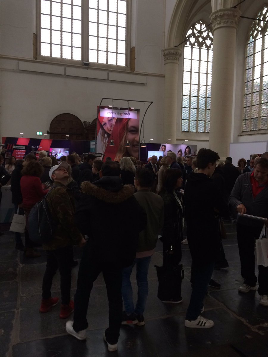 daan_koeman's tweet photo. Leerlingen en ouders in de rij voor informatie over mboRijnland tijdens #Mbo opleidingenmarkt @mboRijnland #goedestart https://t.co/HoP0Y8MbHV