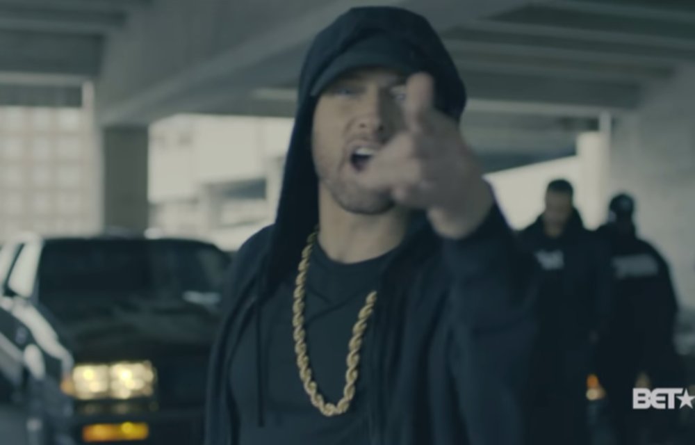 AllenWest's tweet image. WATCH: Eminem uses award show stage to bash Trump -- 
makes SHOCKING claim allenbwest.com/2017/10/11/wat…