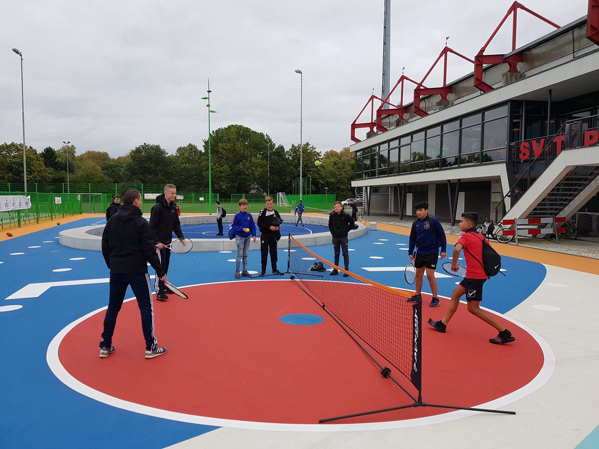 Er is vandaag naast voetbal ook flink getennist tijdens de buurtsport op woensdagmiddag bij <a href="/svTOP/">svTOP</a> op het sportplein! <a href="/SEC_Oss/">SEC</a> #JOGGweek