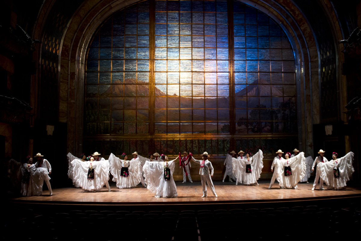 BalletAmalia's tweet photo. #UnDíaComoHoy pero de 1959, se presentaba por primera vez el #BalletFolklóricoDeMéxico en el @PalacioOficial. #MexicoCelebraAmaliaHernández https://t.co/BAGxDY9h6O
