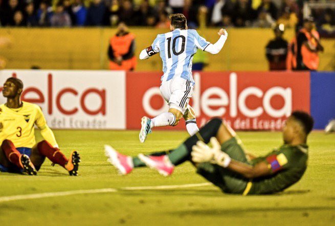SoyMessita's tweet photo. La pelota siempre al 10 https://t.co/A9WolqiVRV