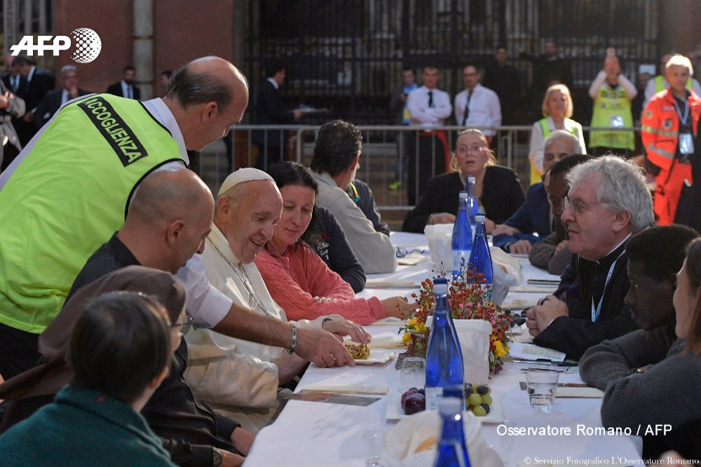 Invités à un déjeuner avec le Pape, deux détenus s'évadent DL3oeecXkAARx8R