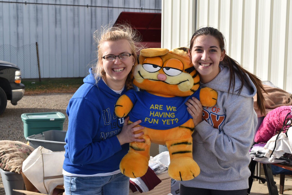 umarysports's tweet photo. Gotta luv @umary students getting after it at @TheArcThrift in Bismarck on Day of Service!  #LifeAtMary #OneDay https://t.co/xKLpe7ULUT