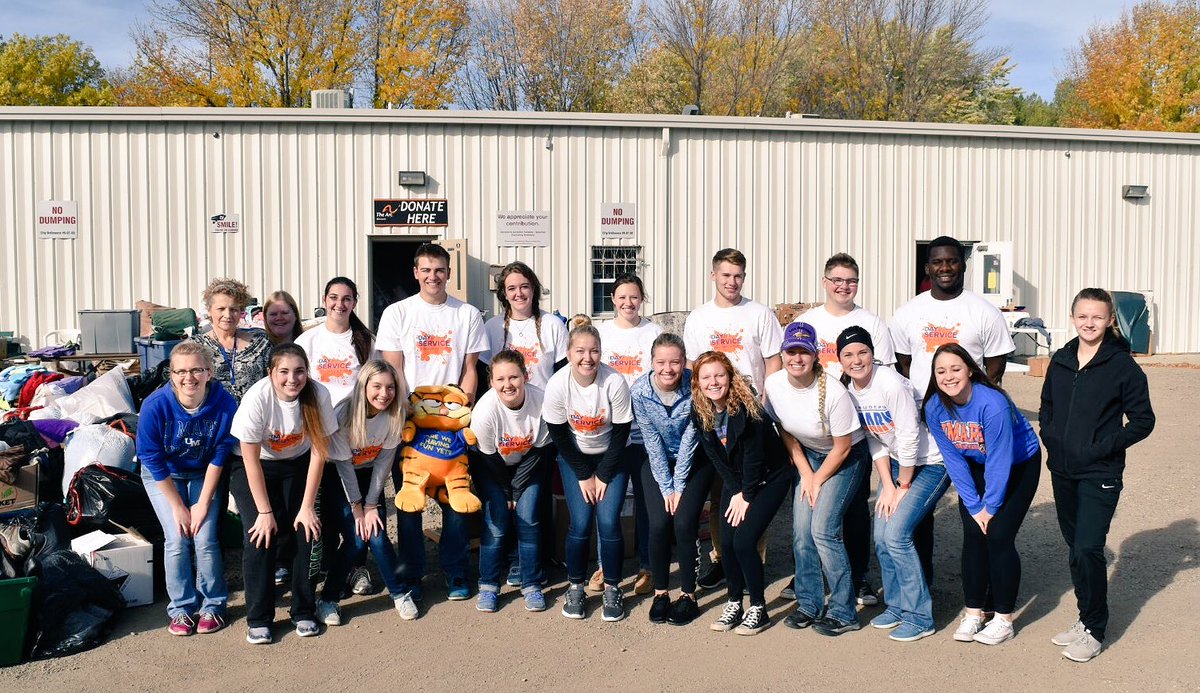 umarysports's tweet photo. Gotta luv @umary students getting after it at @TheArcThrift in Bismarck on Day of Service!  #LifeAtMary #OneDay https://t.co/xKLpe7ULUT