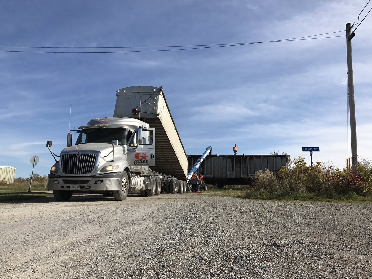 bexmcg's tweet photo. Happy to be in Earlton today - capturing goods being moved from truck to rail #multimodal #railroad #northernontario #marketing https://t.co/AXZorE3r54