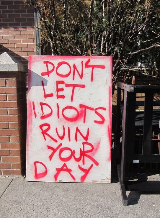 “لا تسمح للحمقى بأن يفسدوا يومك.”